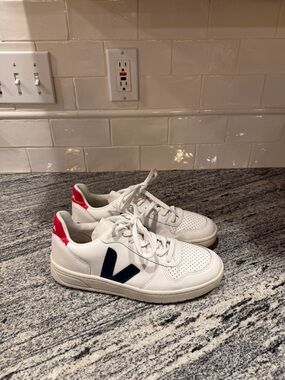 Women’s Veja V10 Extra White Nautico Pekin Size 9
